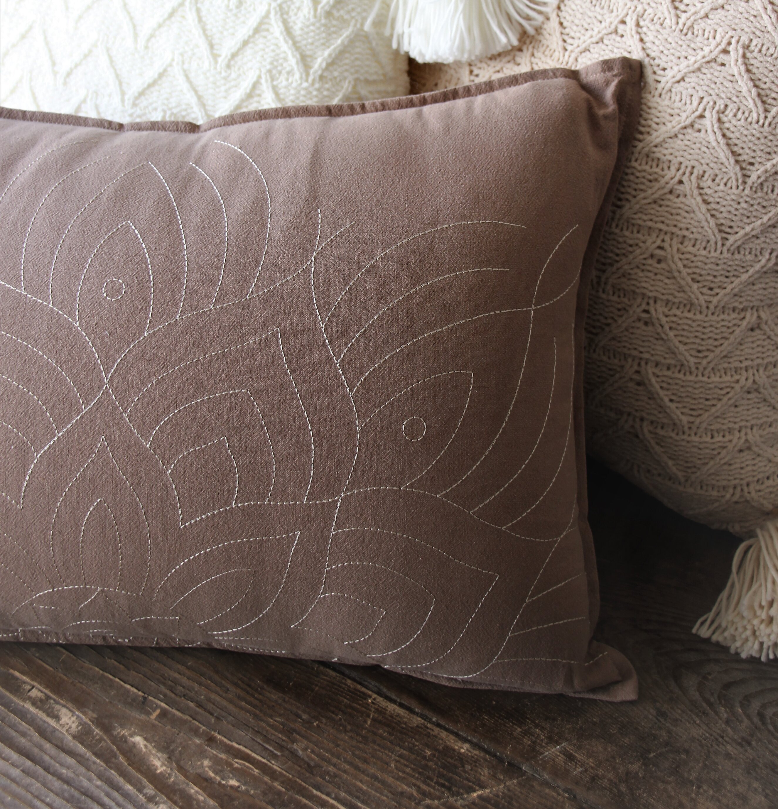 Kudde Fleur Taupe från Majas Cottage med broderat mönster