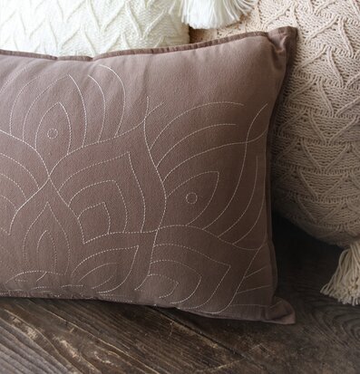 Kudde Fleur Taupe från Majas Cottage med broderat mönster