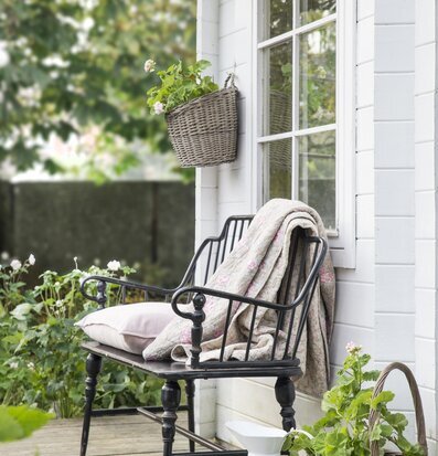 Väggkorg Vide från IB Laursen på vit fasad med växter