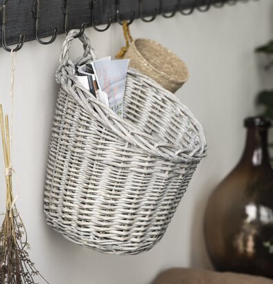 Väggkorg Vide från IB Laursen på en svart klädhängare