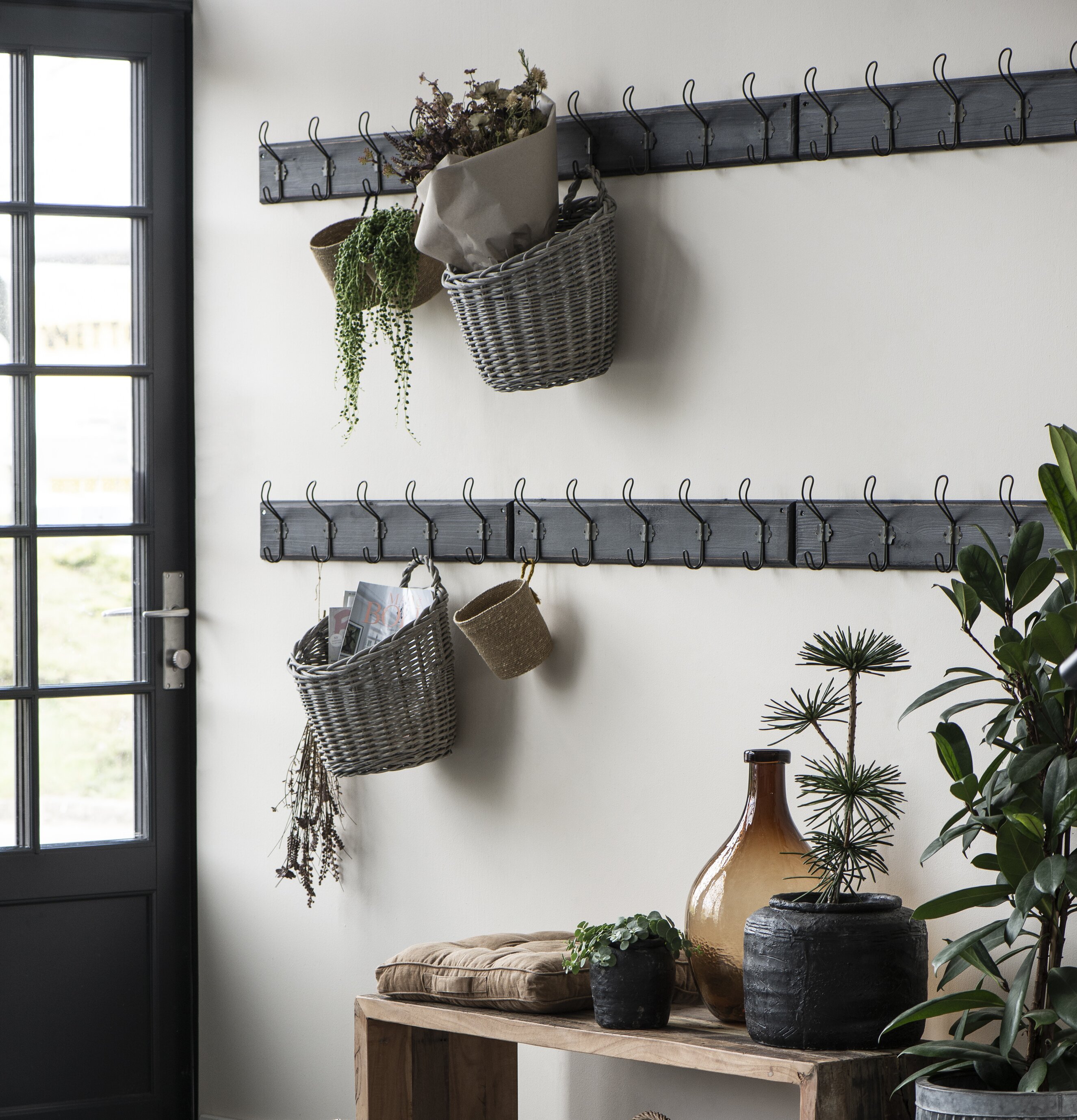 Väggkorg Vide från IB Laursen i en elegant, rustik hall