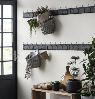 Väggkorg Vide från IB Laursen i en elegant, rustik hall