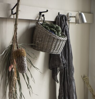 Väggkorg Oval Vide från IB Laursen fylld med textilier