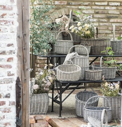 Väggkorg Oval Vide från IB Laursen i en rustik miljö