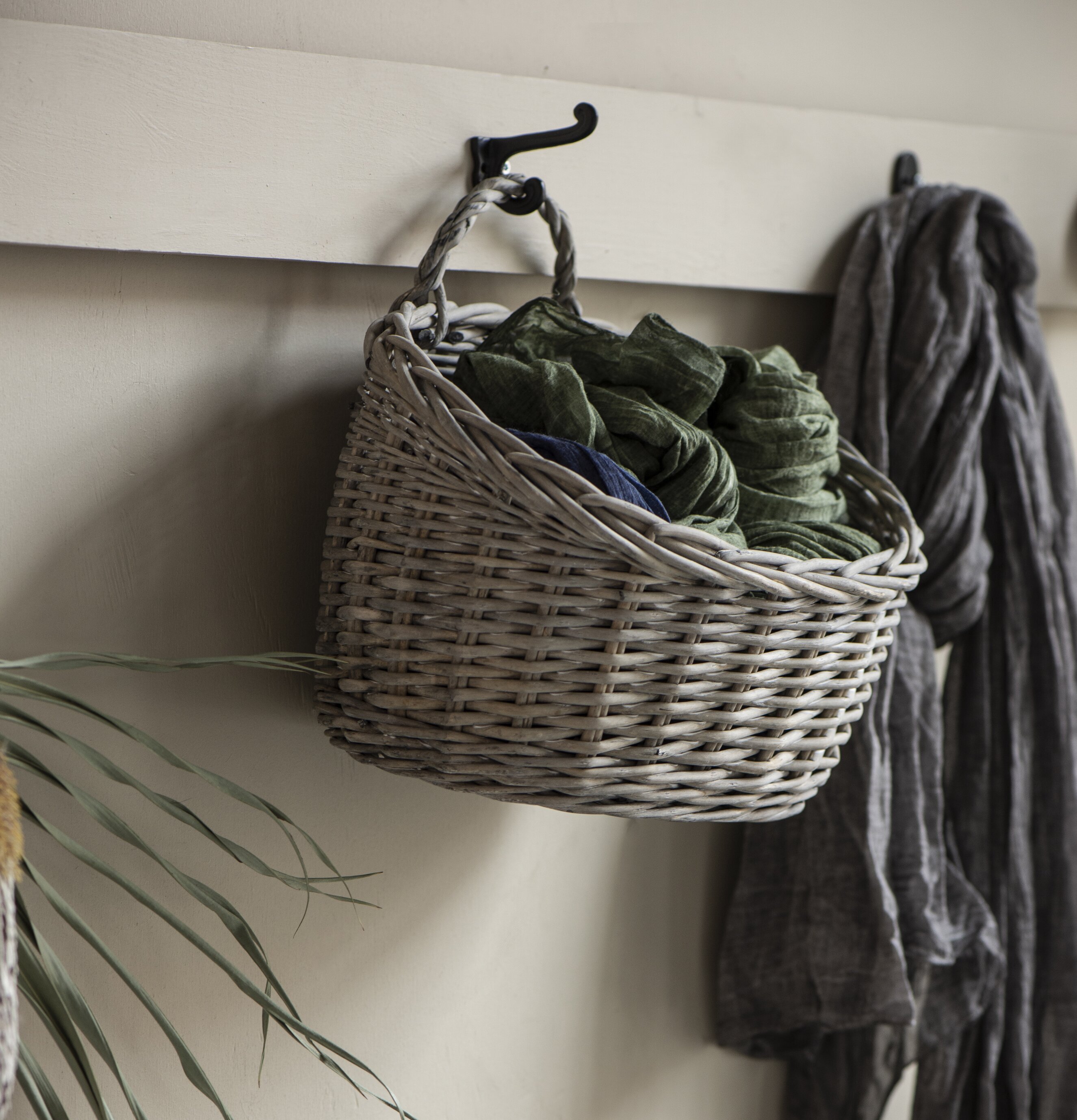 Väggkorg Oval Vide från IB Laursen hänger på en krok