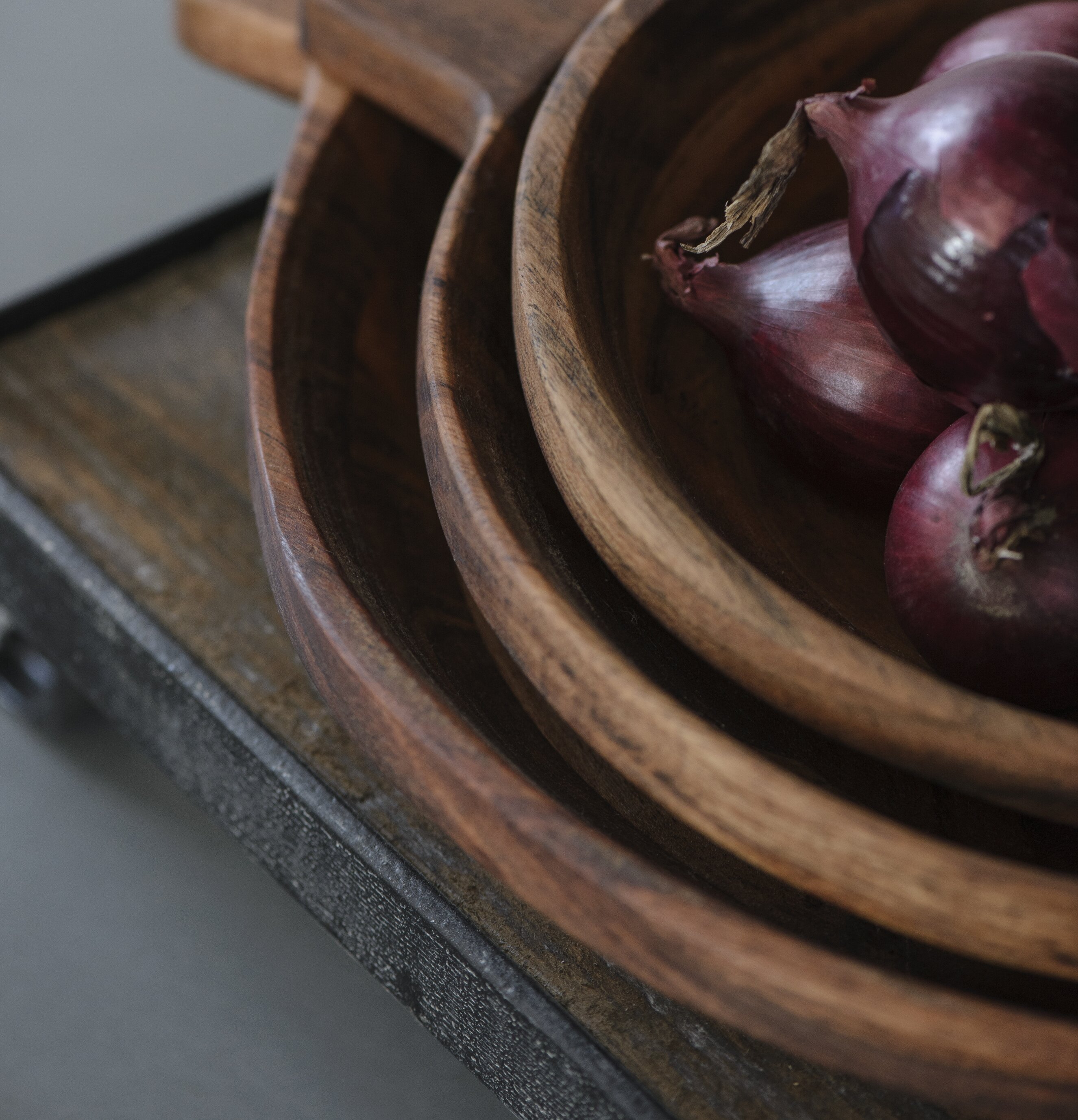 Fat/Bricka Oljad Akacia Small från IB Laursen med lökar