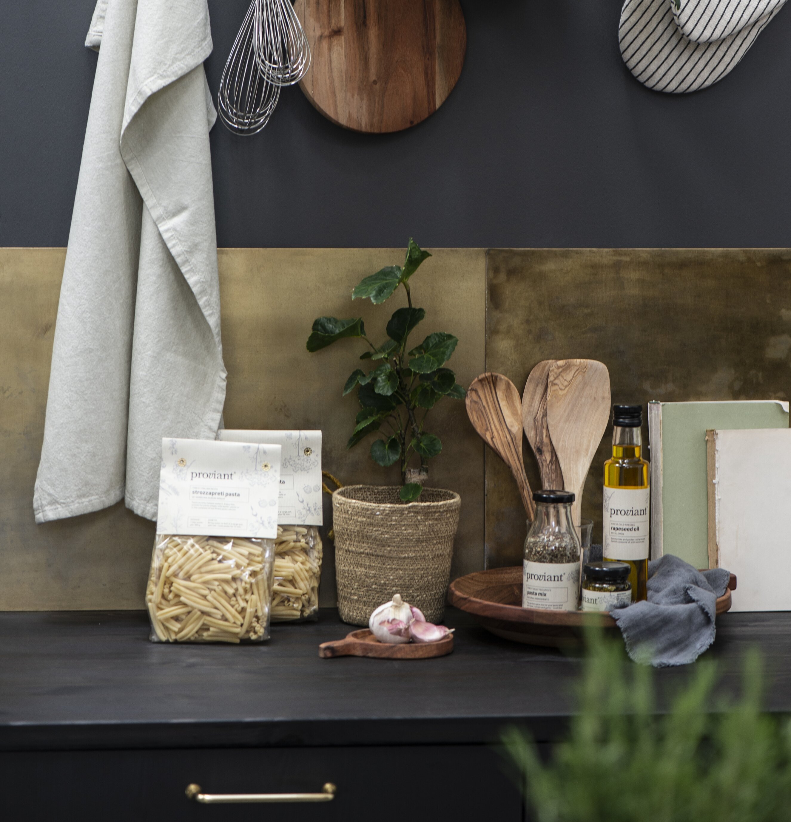 Fat/Bricka Oljad Akacia Large från IB Laursen på köksbänk