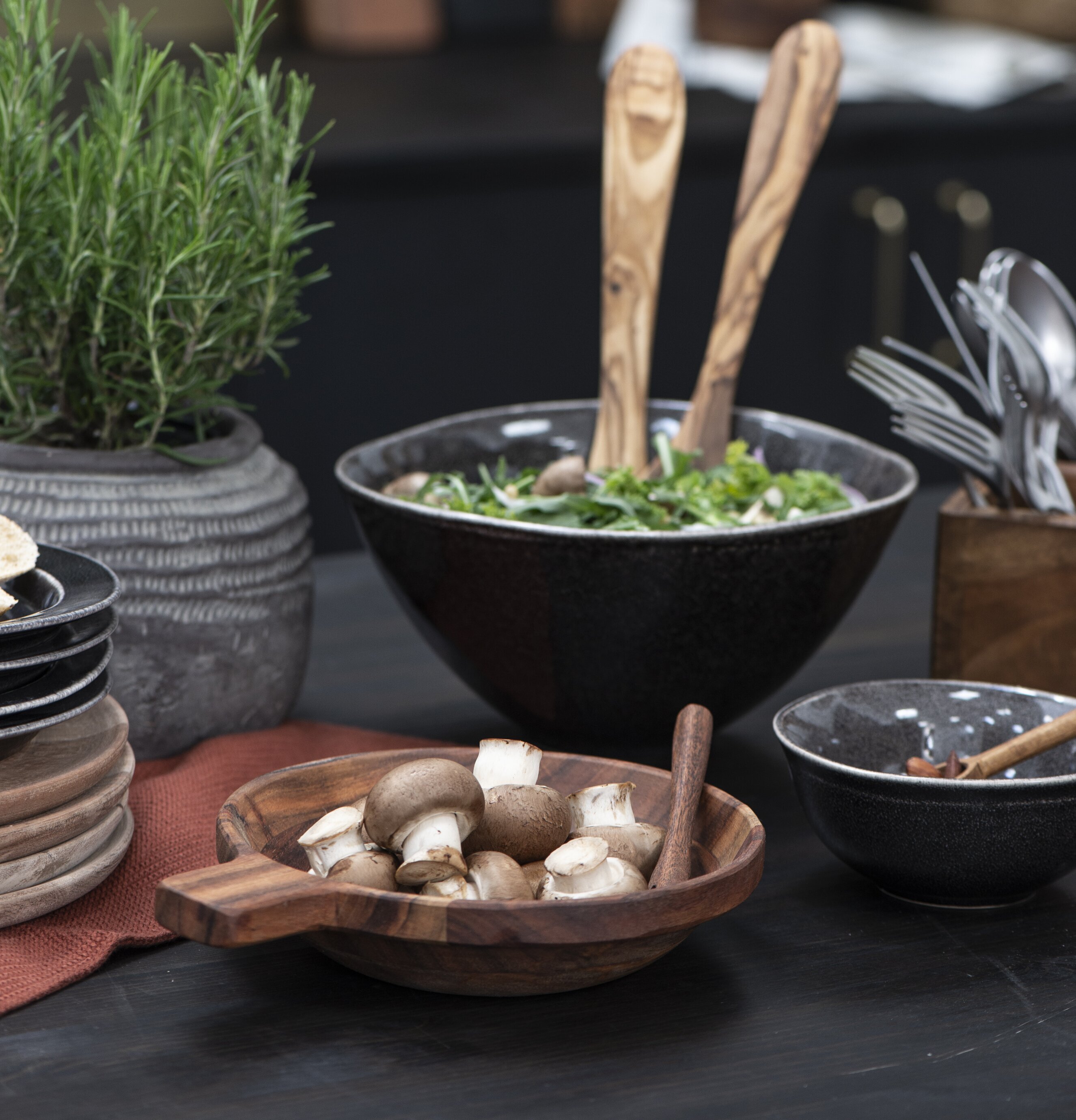 Fat/Bricka Oljad Akacia Medium från IB Laursen i köksmiljö