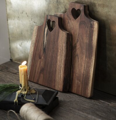 Skärbräda Hjärta Akacia Small från IB Laursen på rustikt bord