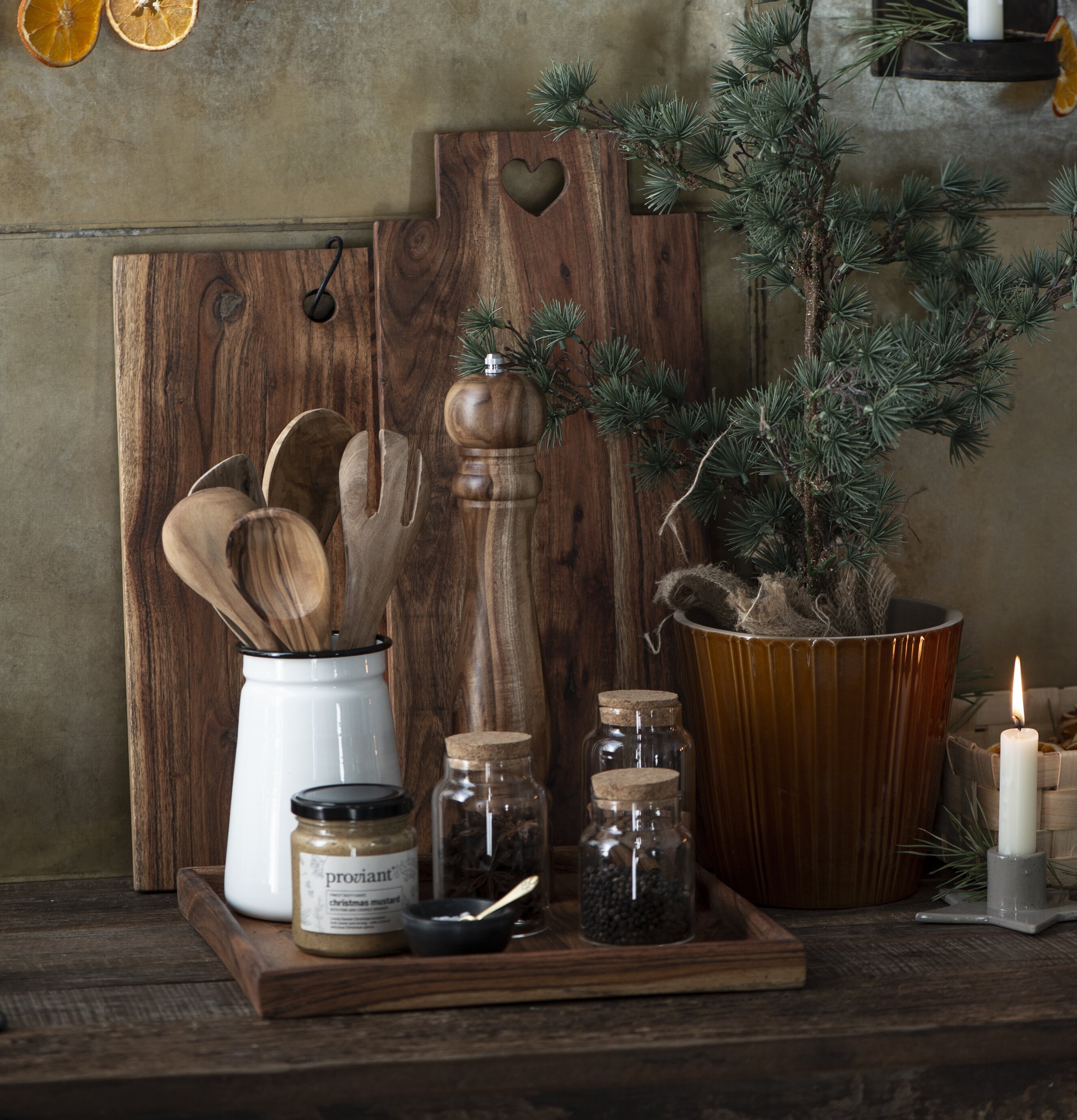 Pepparkvarn Oljad Akacia från IB Laursen i rustikt kök