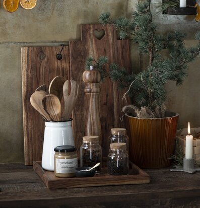 Pepparkvarn Oljad Akacia från IB Laursen i rustikt kök