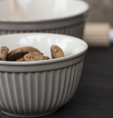 Skålset Mynte French Grey från IB Laursen på skifferyta