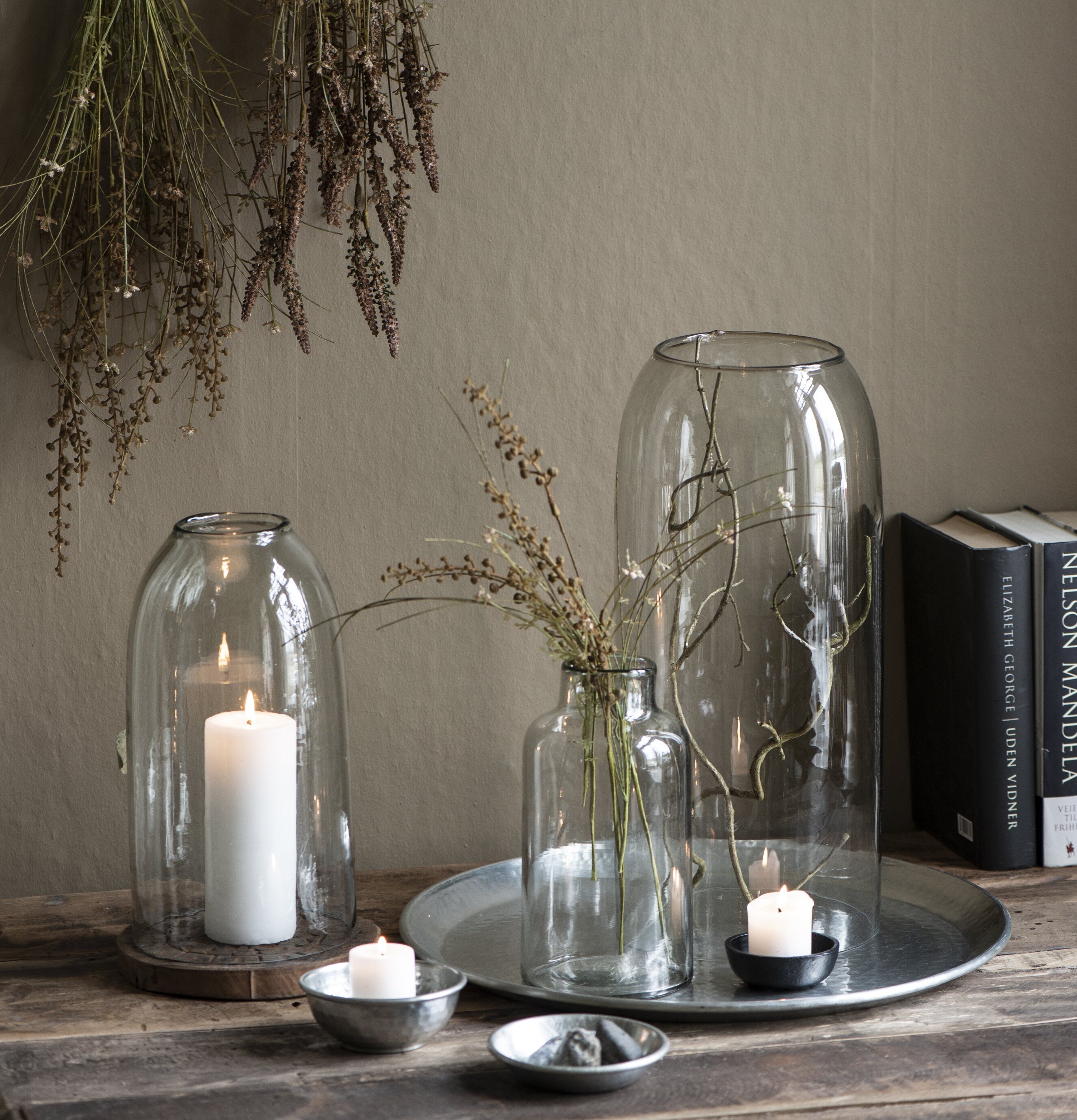 Glasklocka från IB Laursen på rustik trägärbräda med ljus