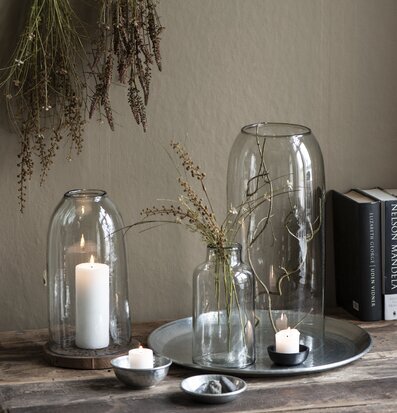 Glasklocka från IB Laursen på rustik trägärbräda med ljus