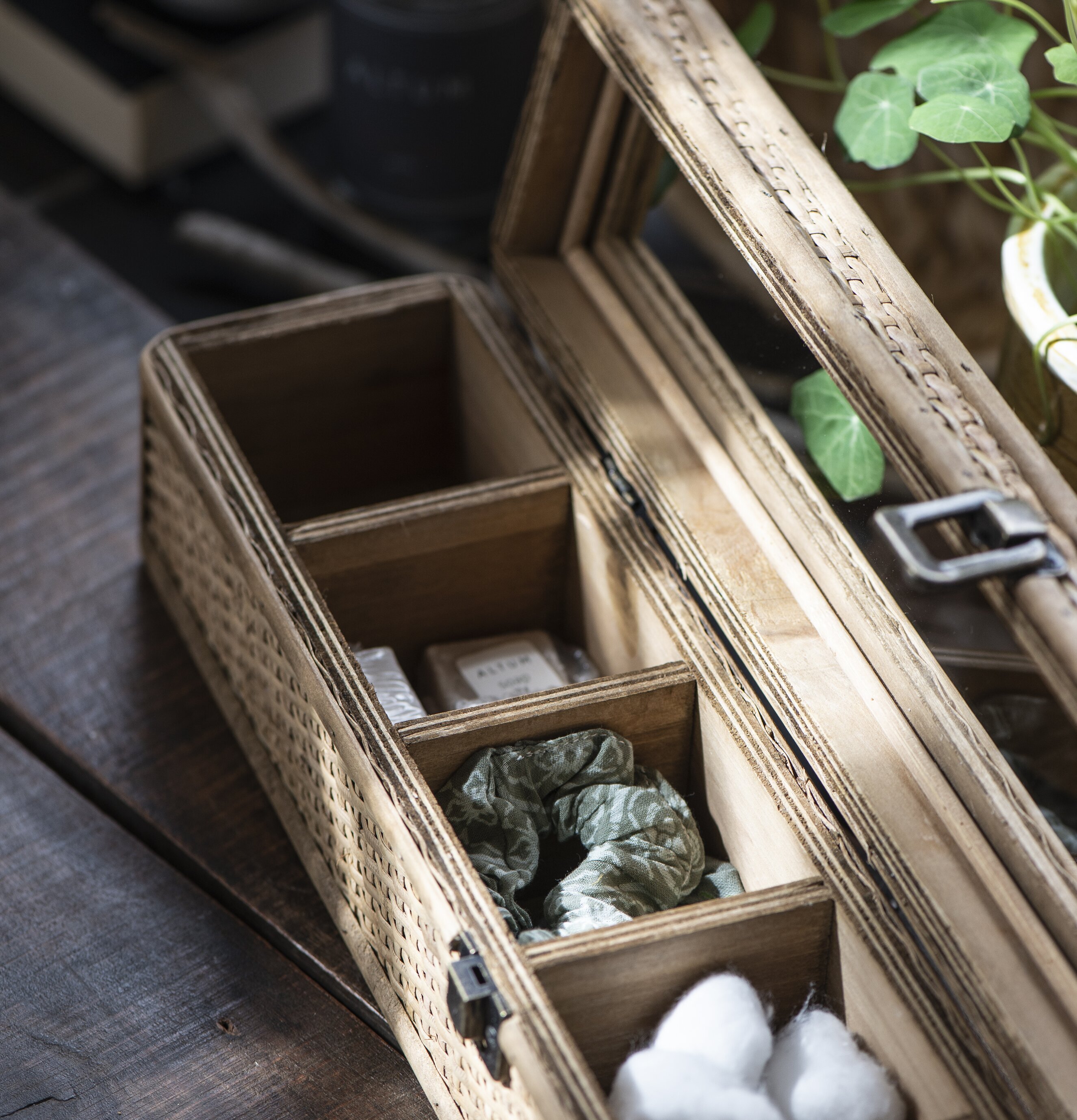 Smyckeskrin 6 Fack från IB Laursen på rustikt trätbord