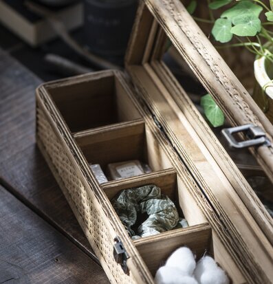 Smyckeskrin 6 Fack från IB Laursen på rustikt trätbord