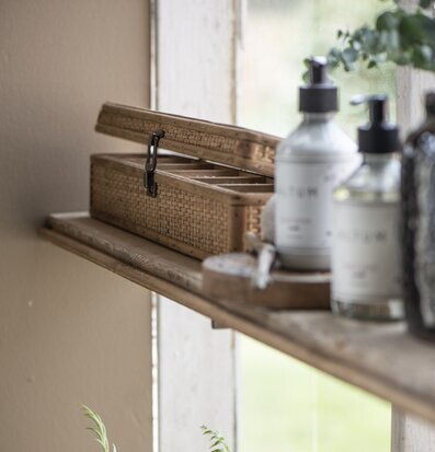 Smyckeskrin 6 Fack från IB Laursen på trä hylla vid fönster