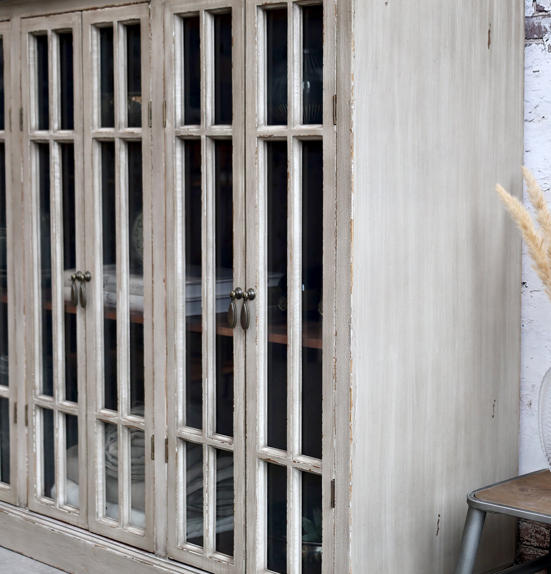 Vitrinskåp Med Spröjsade Luckor från Chic Antique