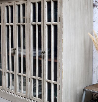 Vitrinskåp Med Spröjsade Luckor från Chic Antique