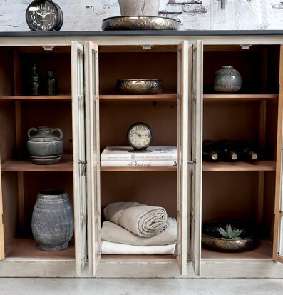 Vitrinskåp Med Spröjsade Luckor från Chic Antique