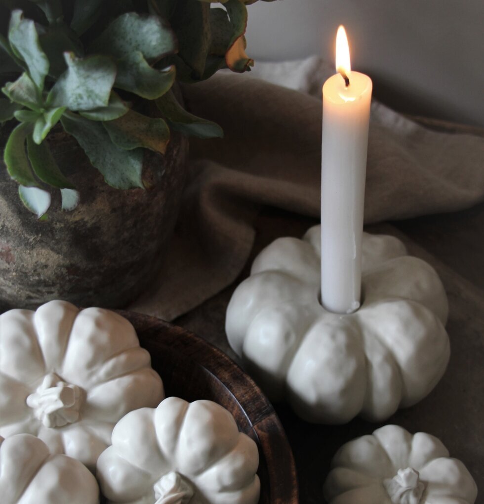 Ljuslykta Pumpa Beige från Majas Cottage i rustik miljö