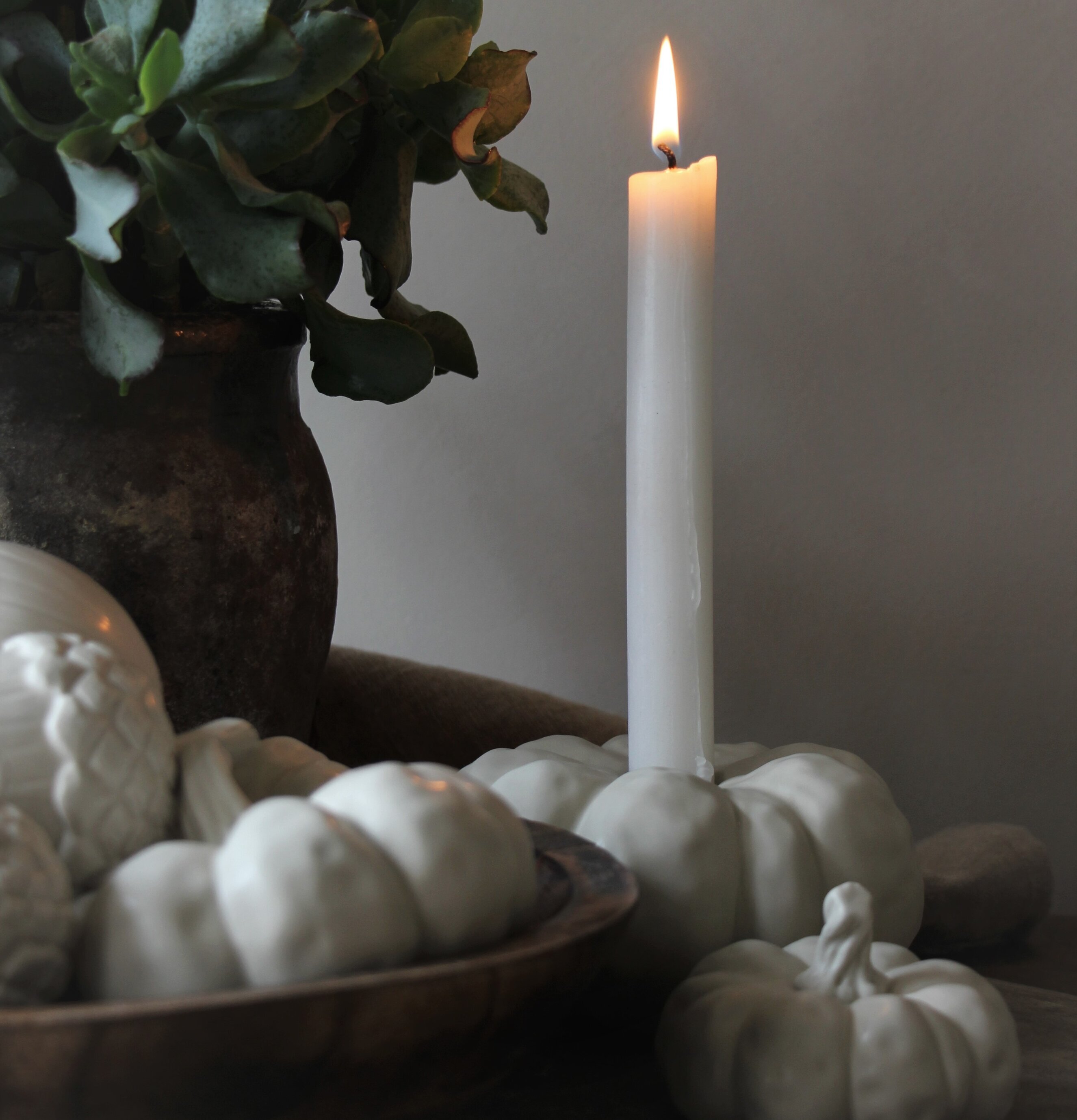 Ljuslykta Pumpa Beige från Majas Cottage på rustik träyta