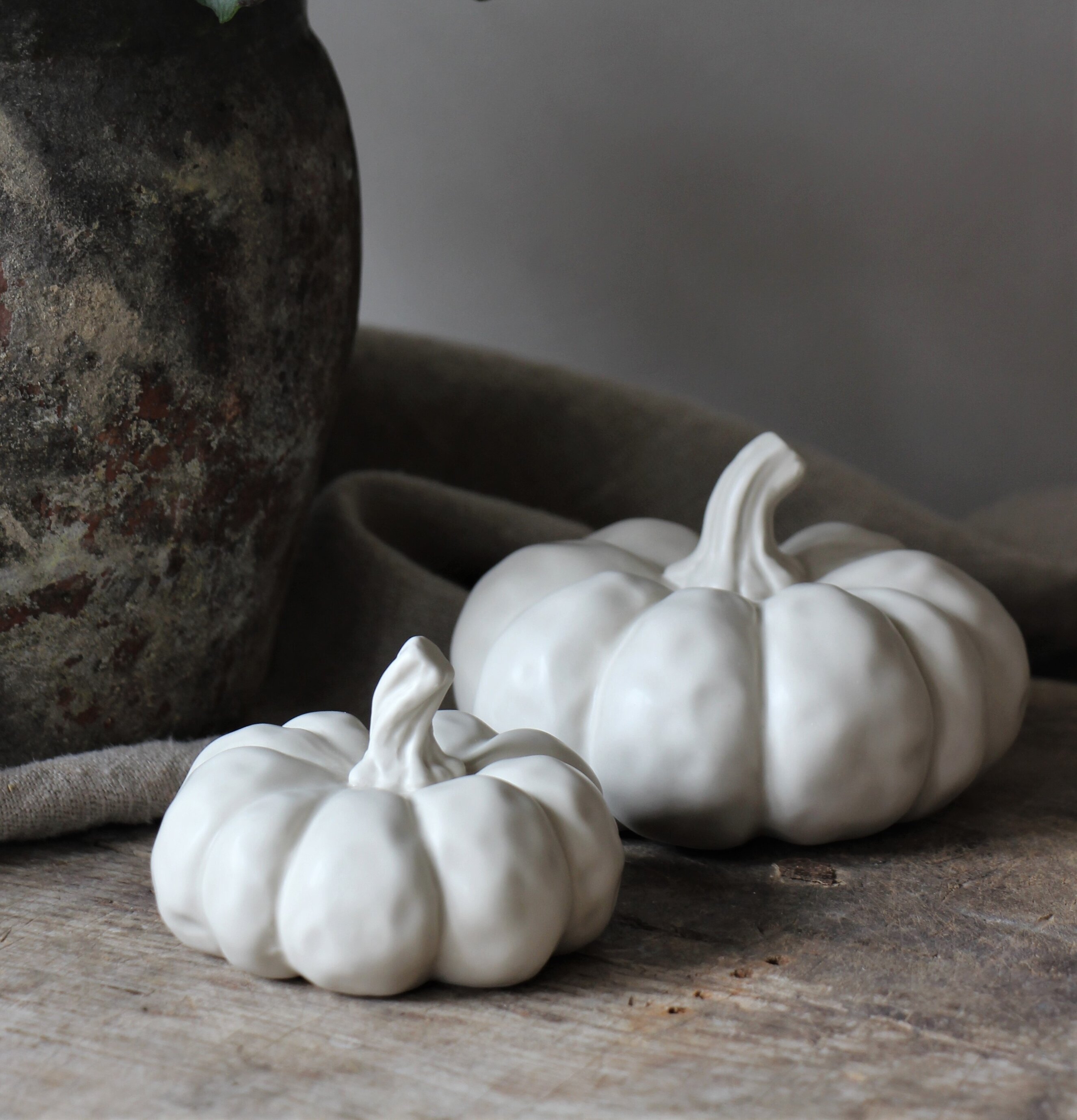 Pumpa Dekor Beige från Majas Cottage på rustik trämöbel