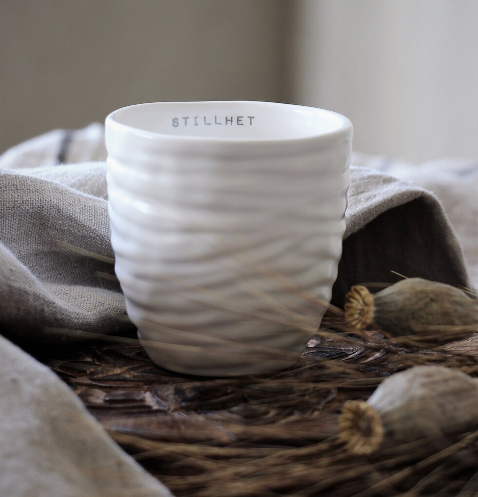 Mugg Stillhet - Majas Cottage, vit mugg med vågigt mönster