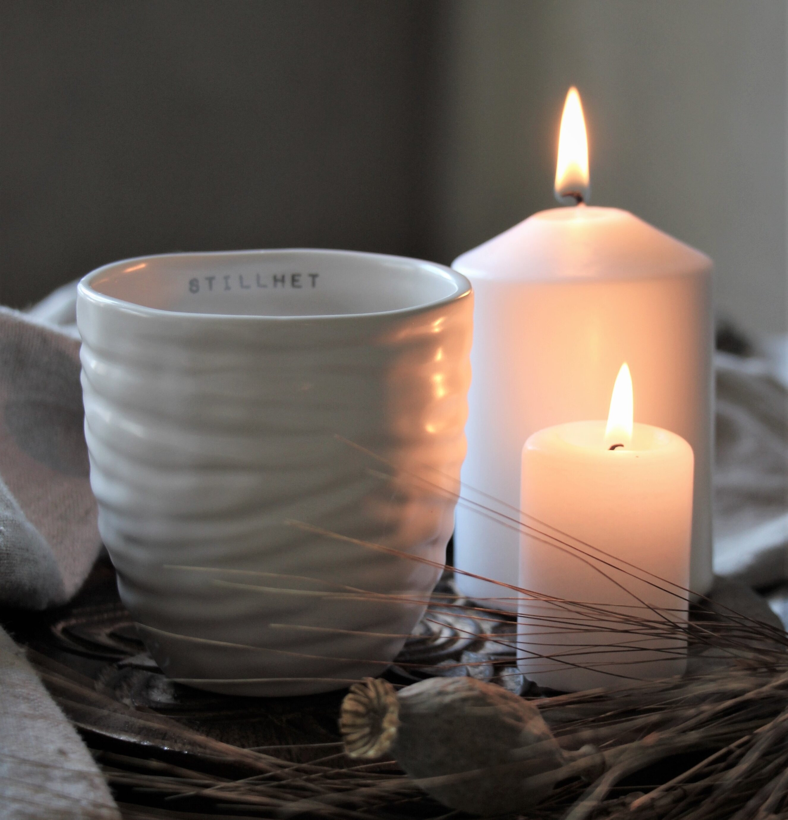 Mugg Stillhet - Majas Cottage med ljus och torkade växter