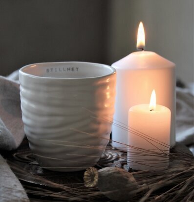 Mugg Stillhet - Majas Cottage med ljus och torkade växter