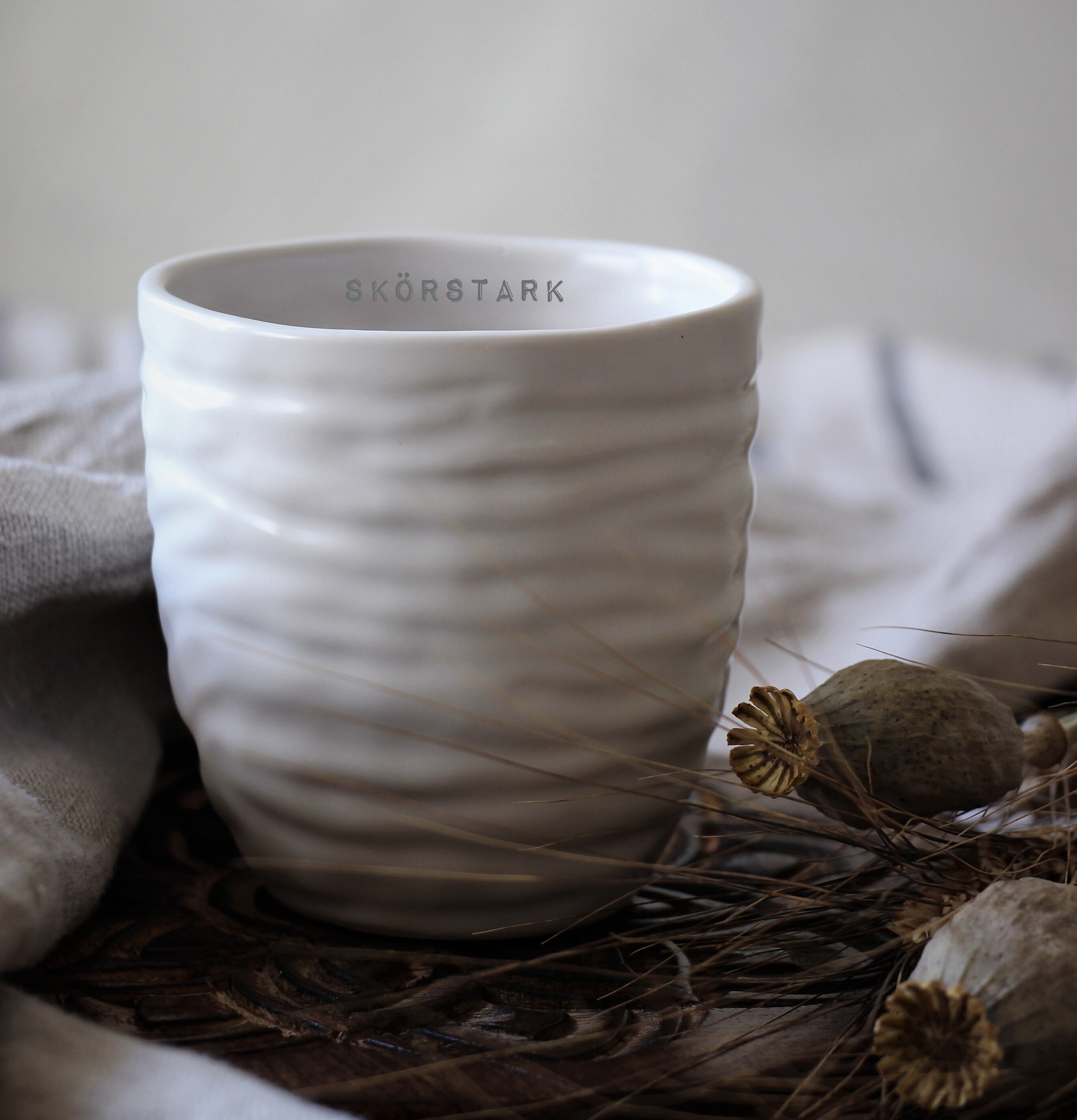 Mugg Skörstark - Majas Cottage på en rustik trären yta