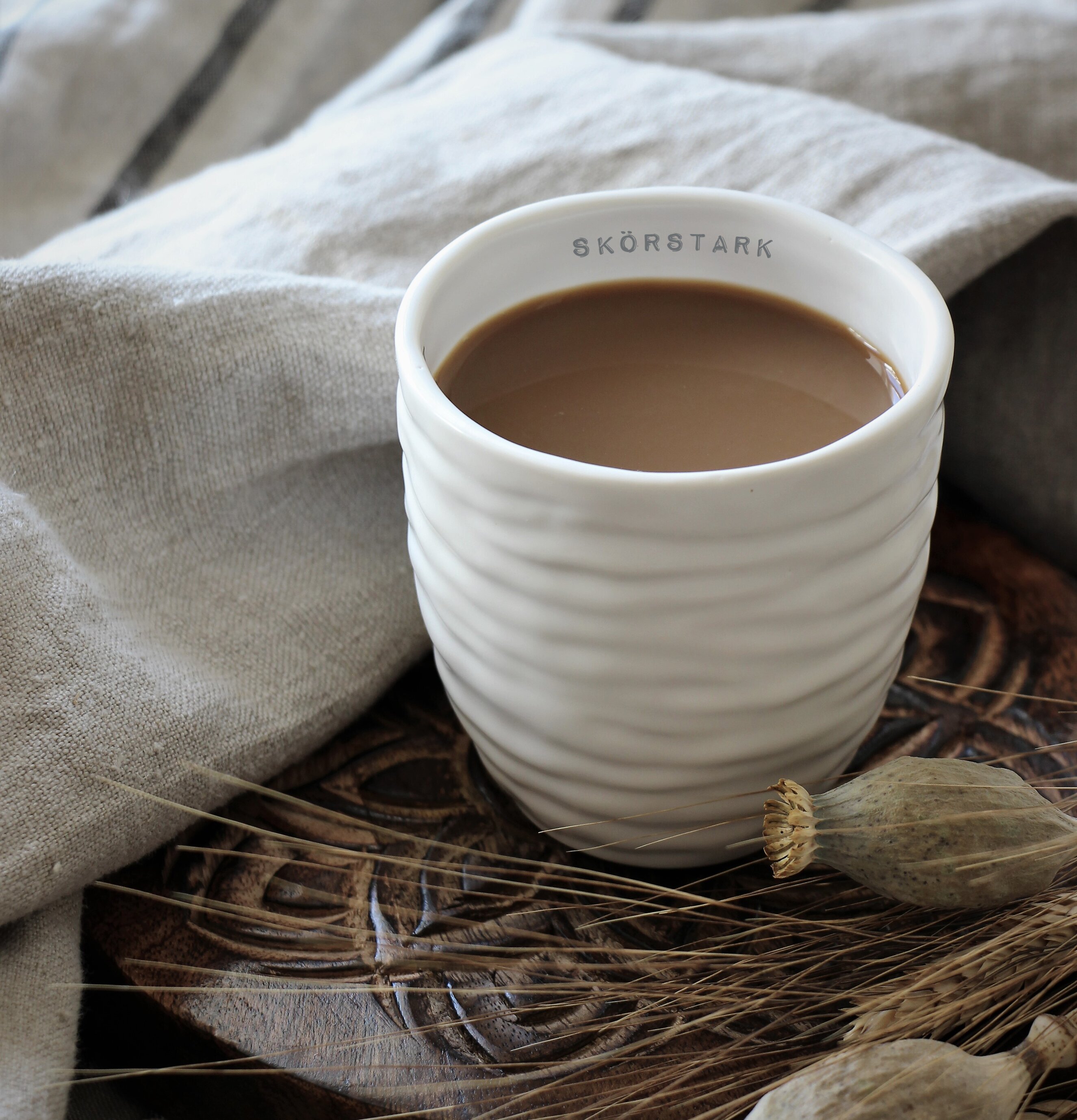 Mugg Skörstark - Majas Cottage på trävagga med torkade frön