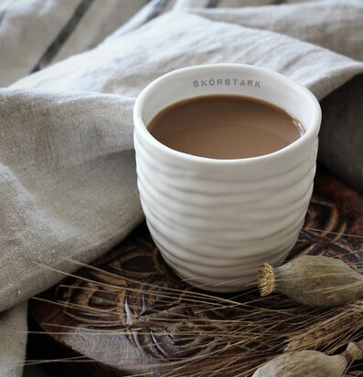 Mugg Skörstark - Majas Cottage på trävagga med torkade frön