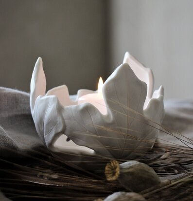 Ljushållare Leaf från Majas Cottage i vit keramik med lövmotiv