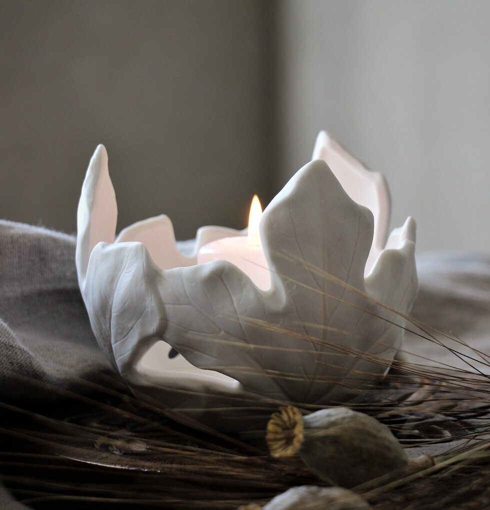 Ljushållare Leaf från Majas Cottage i vit keramik med lövmotiv
