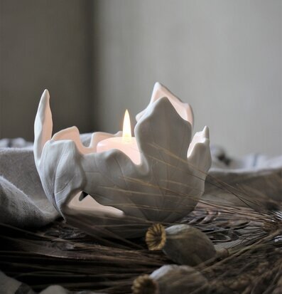 Ljushållare Leaf från Majas Cottage på mörkt träunderlägg