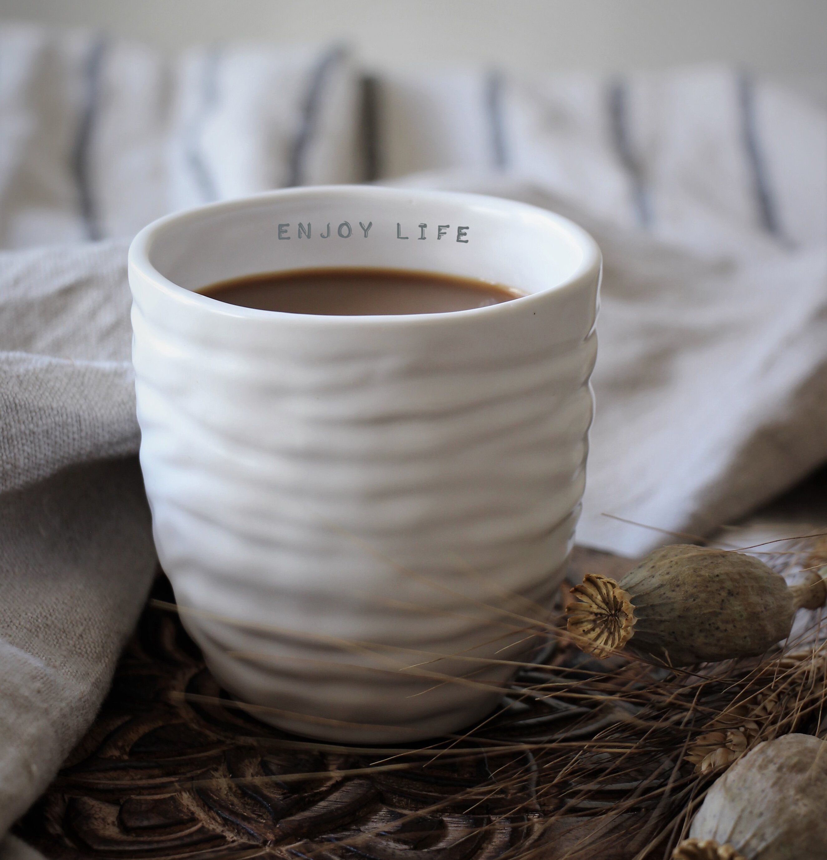 Mugg Enjoy Life - Majas Cottage på rustik träplatta