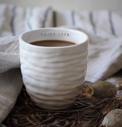 Mugg Enjoy Life - Majas Cottage på rustik träplatta