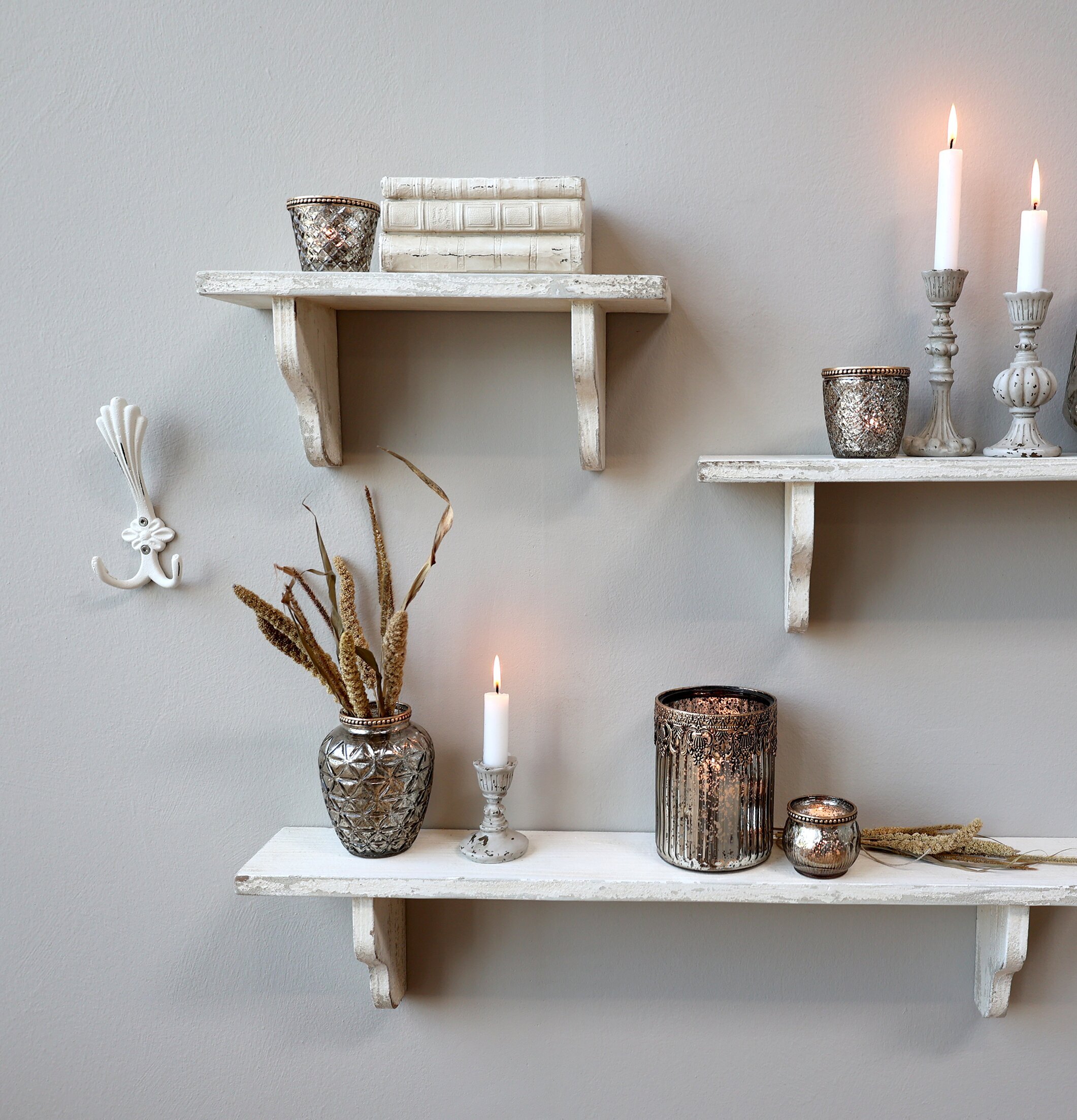 Krok Antique Creme från Chic Antique på en neutral vägg