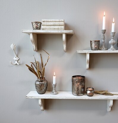 Krok Antique Creme från Chic Antique på en neutral vägg