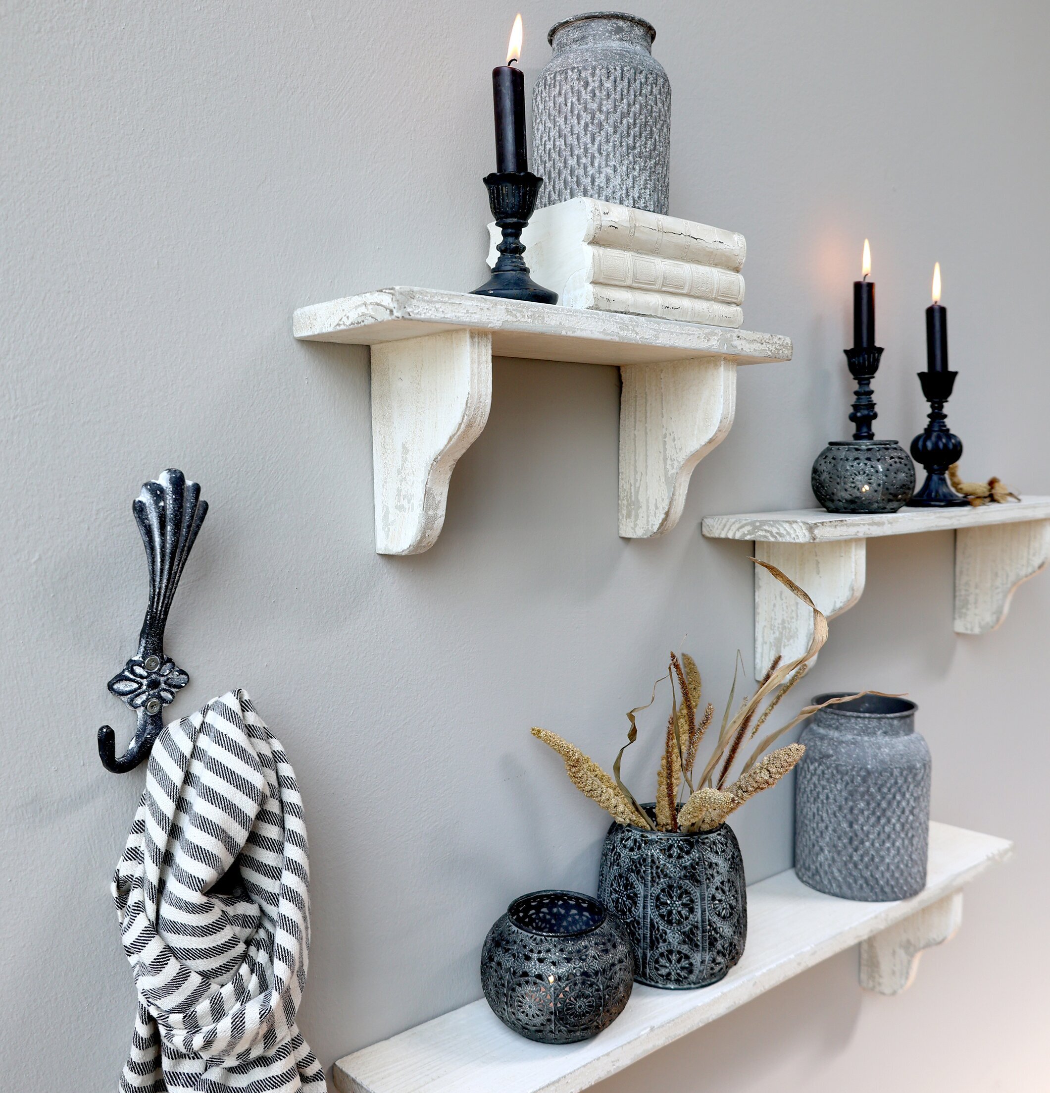 Krok Antique Grå från Chic Antique på ljusgrå vägg