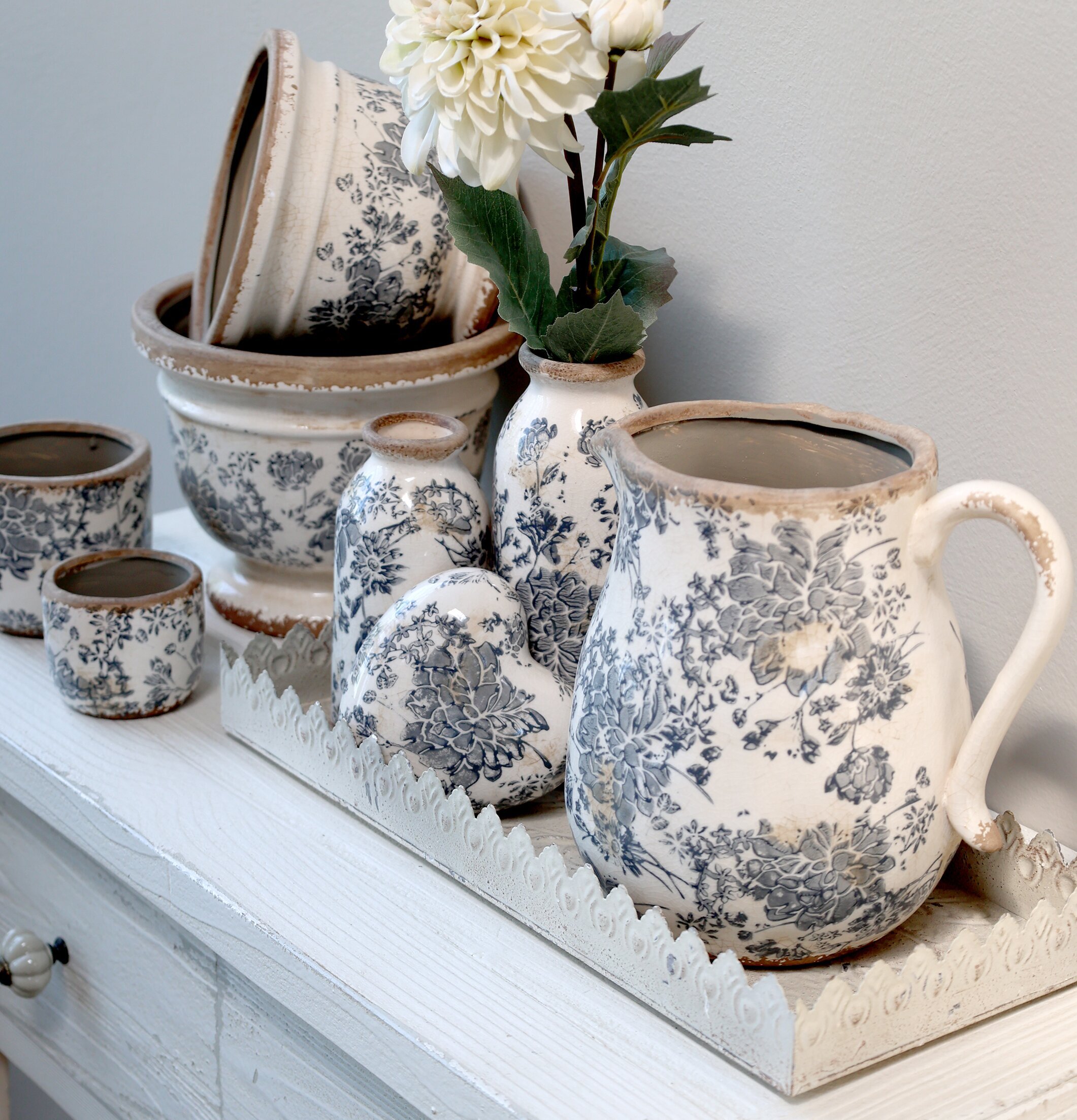 Kruka Franskt Mönster från Chic Antique på vit träbyrå