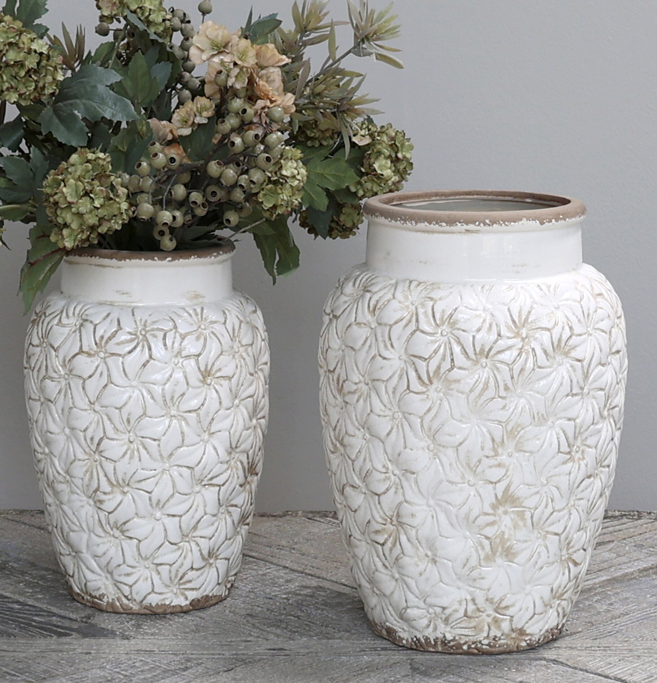 Colmar Vas Large Antique Creme från Chic Antique på bord