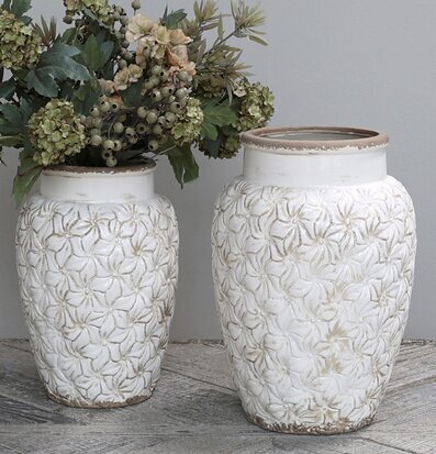 Colmar Vas Large Antique Creme från Chic Antique på bord