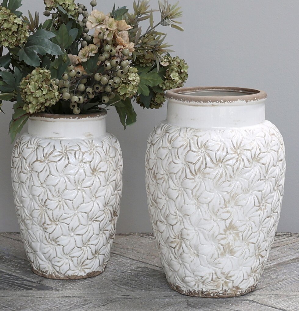 Två Chic Antique Colmar Vas Antique Creme på rustik träyta