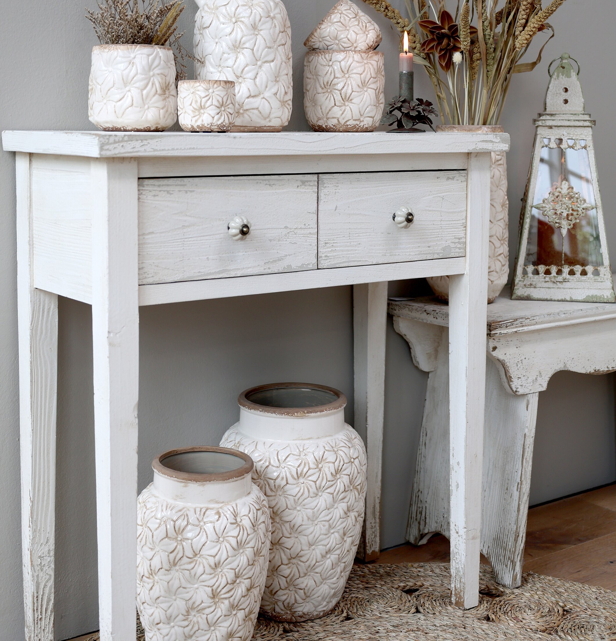 Colmar Vas Large Antique Creme från Chic Antique på träkonsol