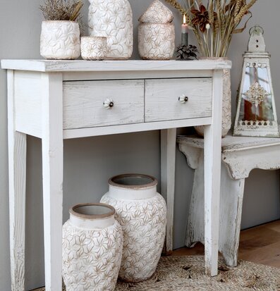 Colmar Vas Large Antique Creme från Chic Antique på träkonsol