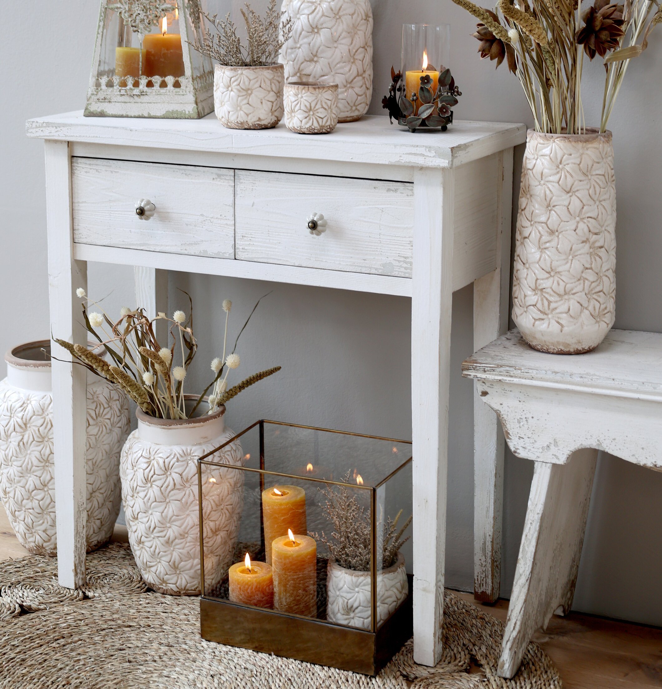 Colmar Vas Large Antique Creme från Chic Antique i lantlig miljö