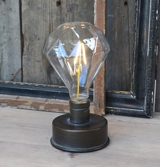 Lampa Diamant från Chic Antique med robust metallbas