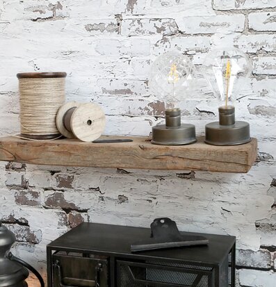 Lampa Diamant från Chic Antique på hylla med trådrullar